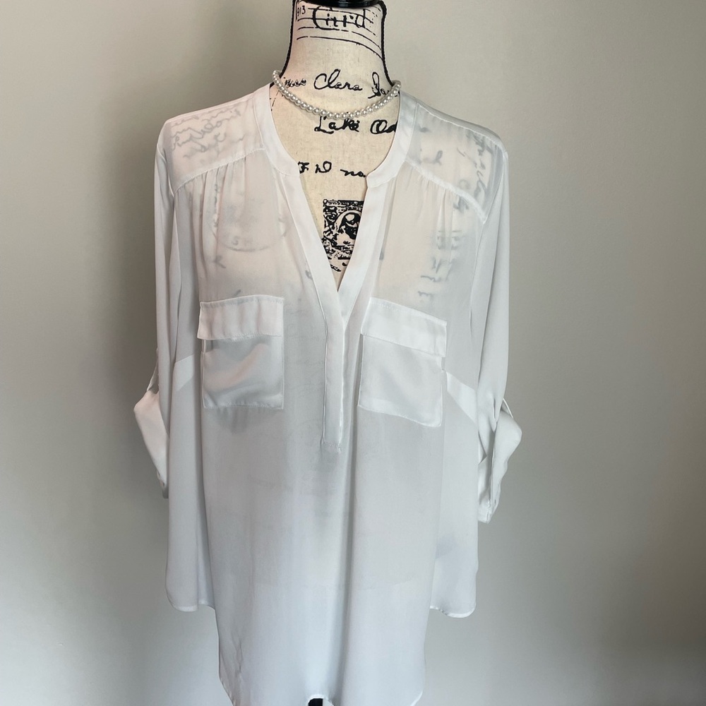 EUC Torrid White V-Neck Relaxed Fit polyester Blouse 1X